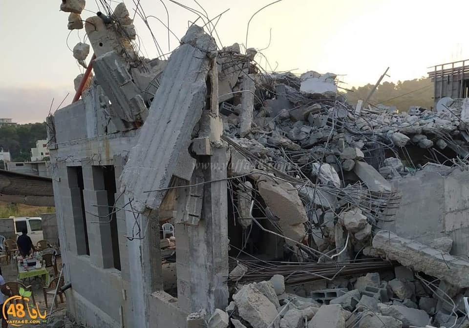 Les bulldozers israéliens démolissent une maison à Ar'ara en Palestine occupée.