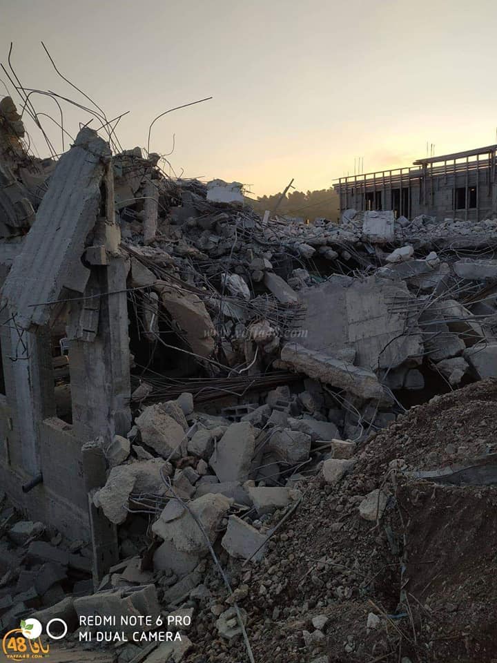 Les bulldozers israéliens démolissent une maison à Ar'ara en Palestine occupée.2