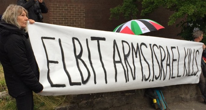En images : Un groupe d’activistes du Royaume-Uni a occupé le dimanche le toit de l’usine d’armement israélienne, elbit-Ferranti, dans le centre d’Oldham.
