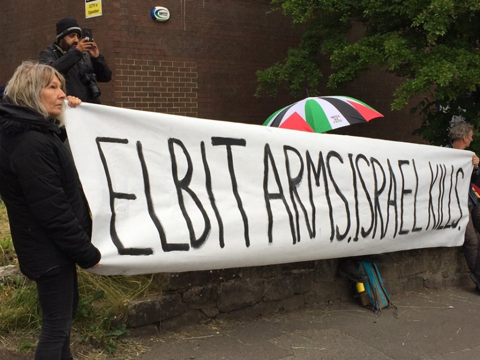 Un groupe d'activistes du Royaume-Uni a occupé le dimanche le toit de l'usine d'armement israélienne, elbit-Ferranti, dans le centre d'Oldham.