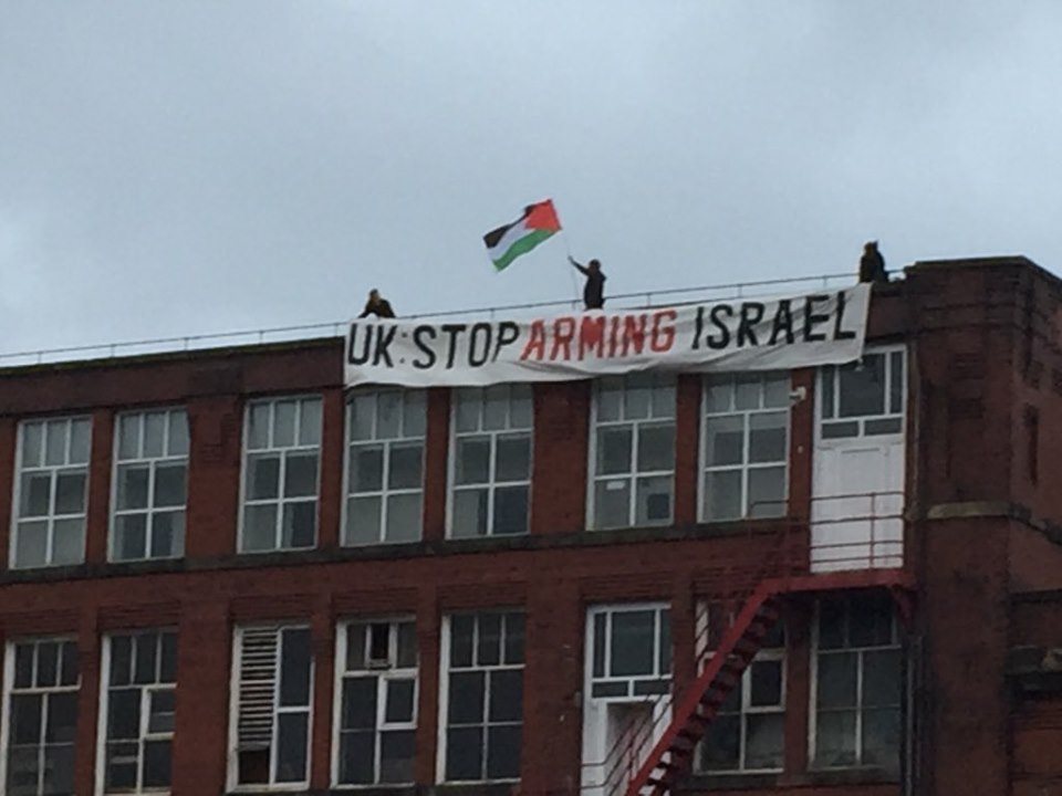 Un groupe d'activistes du Royaume-Uni a occupé le dimanche le toit de l'usine d'armement israélienne, elbit-Ferranti, dans le centre d'Oldham.1