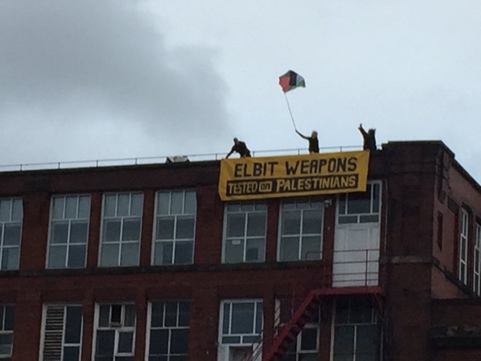 Un groupe d'activistes du Royaume-Uni a occupé le dimanche le toit de l'usine d'armement israélienne, elbit-Ferranti, dans le centre d'Oldham.2