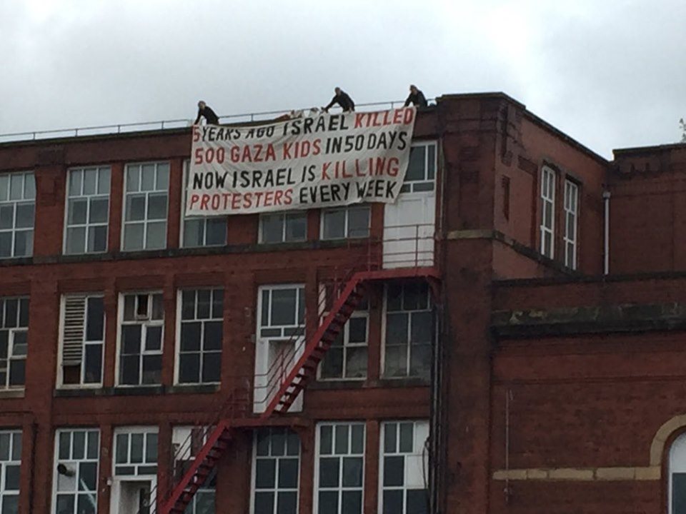 Un groupe d'activistes du Royaume-Uni a occupé le dimanche le toit de l'usine d'armement israélienne, elbit-Ferranti, dans le centre d'Oldham.3