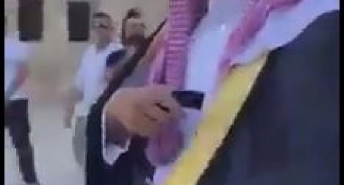 Vidéo 1 | Voici comment les jeunes palestiniens de Masjid Al Aqsa ont accueilli le blogueur saoudien Muhammad al-Saud, qui a appelé à la normalisation des relations avec Israël