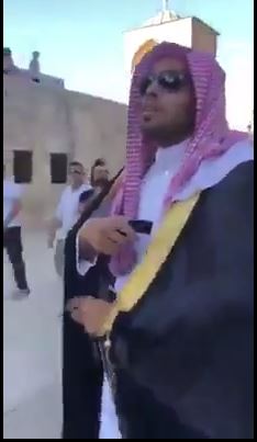 Voici comment les jeunes palestiniens de Masjid Al Aqsa ont accueilli le blogueur saoudien Muhammad al-Saud, qui a appelé à la normalisation des relations avec Israël