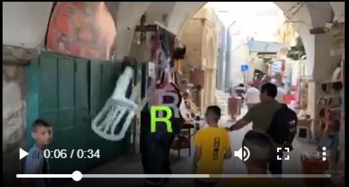Vidéo 2 (suite) | Voici comment les jeunes palestiniens de Masjid Al Aqsa ont accueilli le blogueur saoudien Muhammad al-Saud, qui a appelé à la normalisation des relations avec Israël