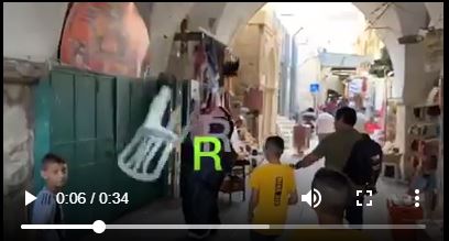 Voici comment les jeunes palestiniens de Masjid Al Aqsa ont accueilli le blogueur saoudien Muhammad al-Saud, qui a appelé à la normalisation des relations avec Israël2