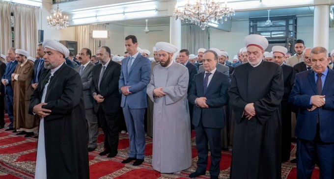 En image : Le Président Al-Assad effectue la prière de l’Aïd Al-Adha à la mosquée Al-Affar à Damas