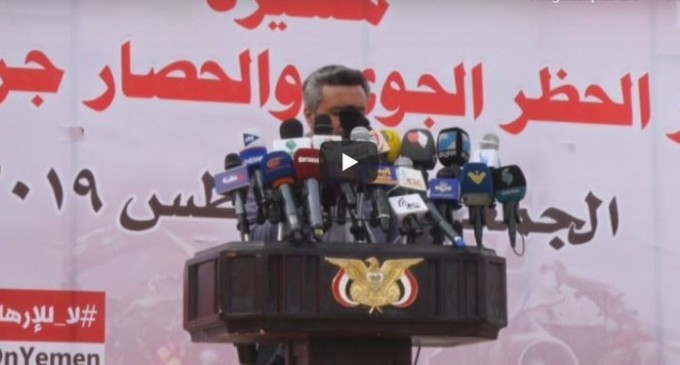 Les Yéménites marchent devant l’aéroport de Sanaa pour dénoncer l’embargo toléré par la « communauté internationale »..