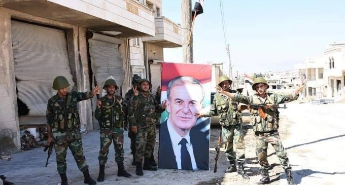 Images | Les soldats de l’Armée Arabe Syrienne élèvent le drapeau Syrien et le portrait du défunt Président Hafez Al Assad à Khan sheikhoun