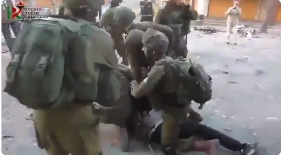 le courage de ce jeune Palestinien face à un régiment de soldats israéliens armés jusqu'aux dents