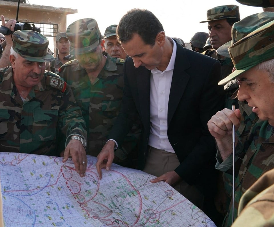 Le président Al-Assad rencontre les héros de l’armée sur les lignes de front dans les banlieues d’Idlib et Hama