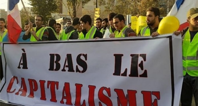 Des étudiants iraniens manifestent devant l’ambassade de France pour soutenir les Gilets jaunes