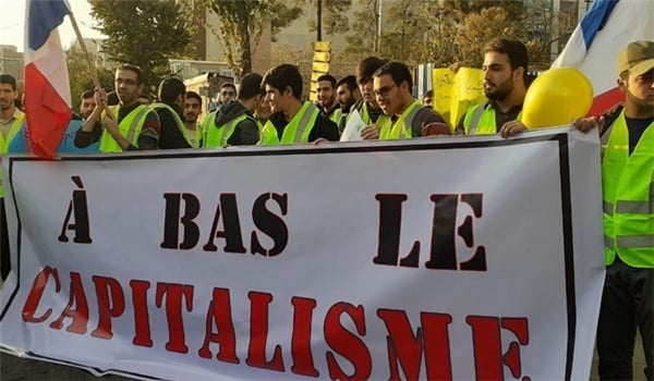 Des étudiants iraniens manifestent devant l'ambassade de France pour soutenir les Gilets jaunes