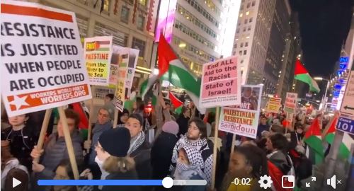 Les New-Yorkais se sont déplacés à Times Square hier pour montrer leur solidarité avec Gaza à la suite de la récente attaque israélienne.