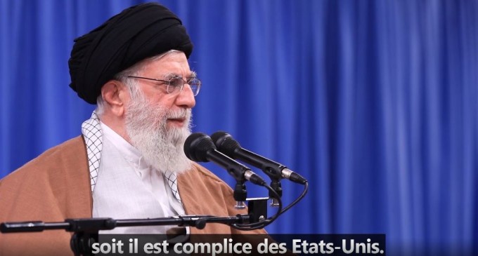 Vidéo : Ayatollah Khamenei :  » Emmanuel Macron, soit il est très naïf soit il est complice des Etats-Unis »