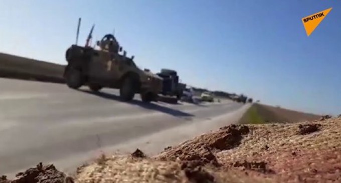 VIDÉO : L’armée syrienne bloque les forces américaines et les oblige à faire demi-tour sur l’autoroute du nord-est de la Syrie