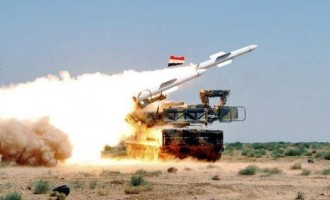Les défenses aériennes syriennes abattent 2 drones ennemis au-dessus de l’aéroport de Hama