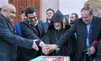 Les musulmans iraniens donnent des fleurs à leurs compatriotes chrétiens