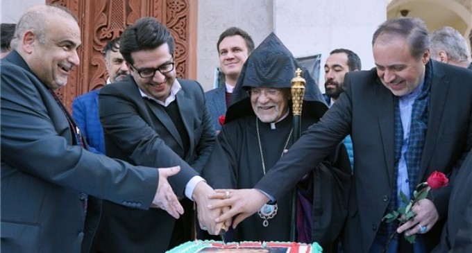 Les musulmans iraniens donnent des fleurs à leurs compatriotes chrétiens