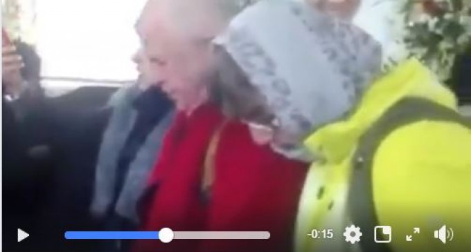 En vidéo : Des touristes étrangers rendent hommage au martyr Qassem Soleimani dans la ville de Kerman