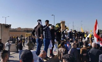 Le peuple irakien continue de s’asseoir devant l’ambassade des États-Unis pour le 2e jour