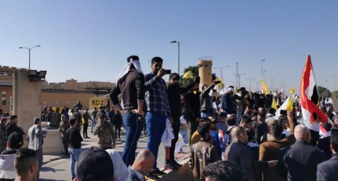 Le peuple irakien continue de s&rsquo;asseoir devant l&rsquo;ambassade des États-Unis pour le 2e jour