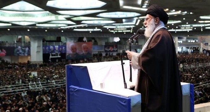 la prière du vendredi dirigée par le Guide suprême de la Révolution Islamique : l’Ayatollah Ali Khamenei