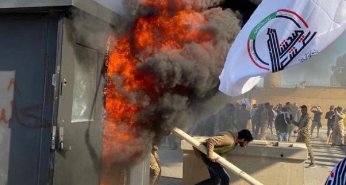 Des courageux manifestants irakiens font irruption dans l&rsquo;ambassade américaine à Bagdad