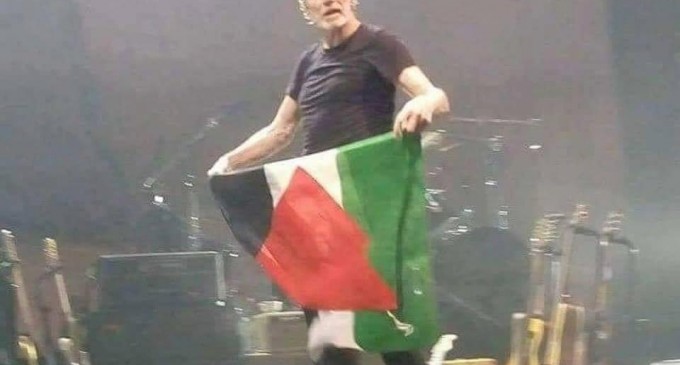 IMAGE DU JOUR : Roger Waters exhibe le drapeau de la Palestine lors d’un concert en Italie
