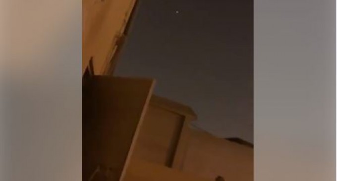 Regardez les missiles yéménites survolant le ciel de Riyad avant de s’abattre sur leur cibles…
