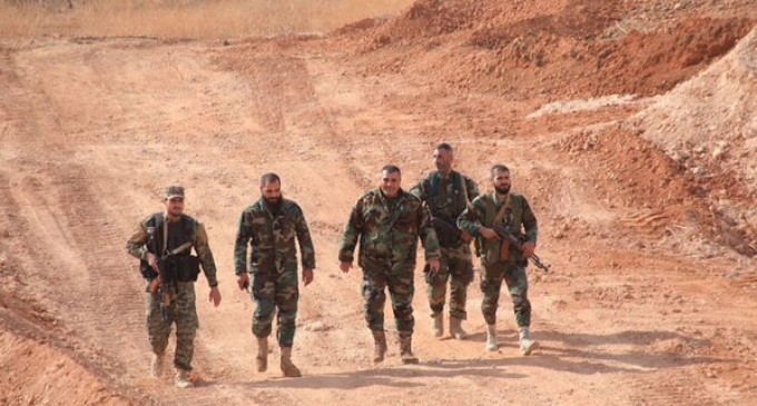 Un grand nombre de soldats libanais du Hezbollah et de la Syrie à l&rsquo;intérieur de Saraqib après la prise de la ville