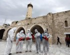 En tant qu&rsquo;action préventive contre la propagation de COVID-19 (Coronavirus), les travailleurs stérilisent la mosquée Al Omari à Gaza, l&rsquo;un des endroits les plus grands et les plus anciens de la vieille ville de Gaza où beaucoup de gens se réunissent pour prier.