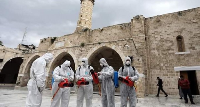 En tant qu&rsquo;action préventive contre la propagation de COVID-19 (Coronavirus), les travailleurs stérilisent la mosquée Al Omari à Gaza, l&rsquo;un des endroits les plus grands et les plus anciens de la vieille ville de Gaza où beaucoup de gens se réunissent pour prier.