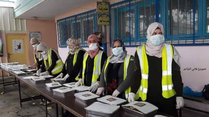 Des femmes volontaires de Rafah (sud de la bande de Gaza) préparent des colis alimentaires 2