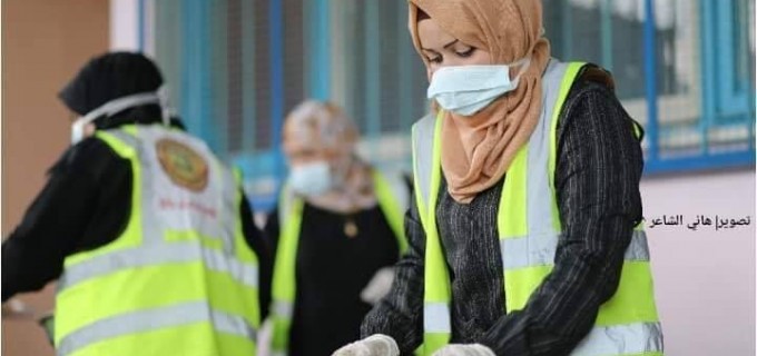 Des femmes volontaires de Rafah (sud de la bande de Gaza) préparent des colis alimentaires pour les familles necessiteuses et celles qui sont devenus pauvres à la suite de la crise en cours du Coronavirus