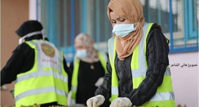 Des femmes volontaires de Rafah (sud de la bande de Gaza) préparent des colis alimentaires pour les familles necessiteuses et celles qui sont devenus pauvres à la suite de la crise en cours du Coronavirus
