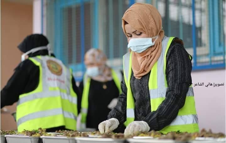Des femmes volontaires de Rafah (sud de la bande de Gaza) préparent des colis alimentaires