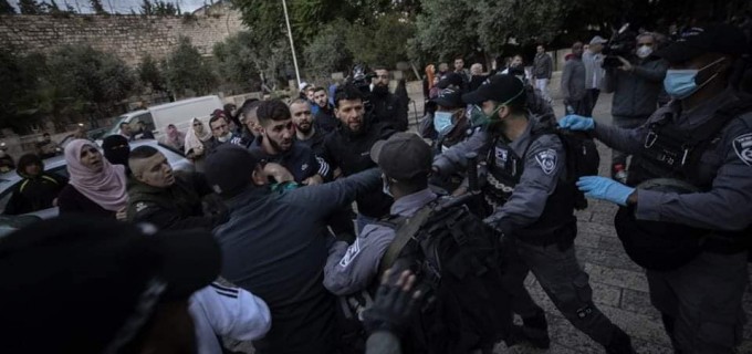 Même après la répression israélienne… les Palestiniens ont continué à exécuter la prière de l’Aïd devant la porte Al Asbat de la mosquée Al Aqsa.