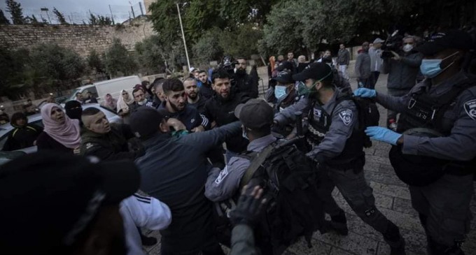 Même après la répression israélienne… les Palestiniens ont continué à exécuter la prière de l’Aïd devant la porte Al Asbat de la mosquée Al Aqsa.