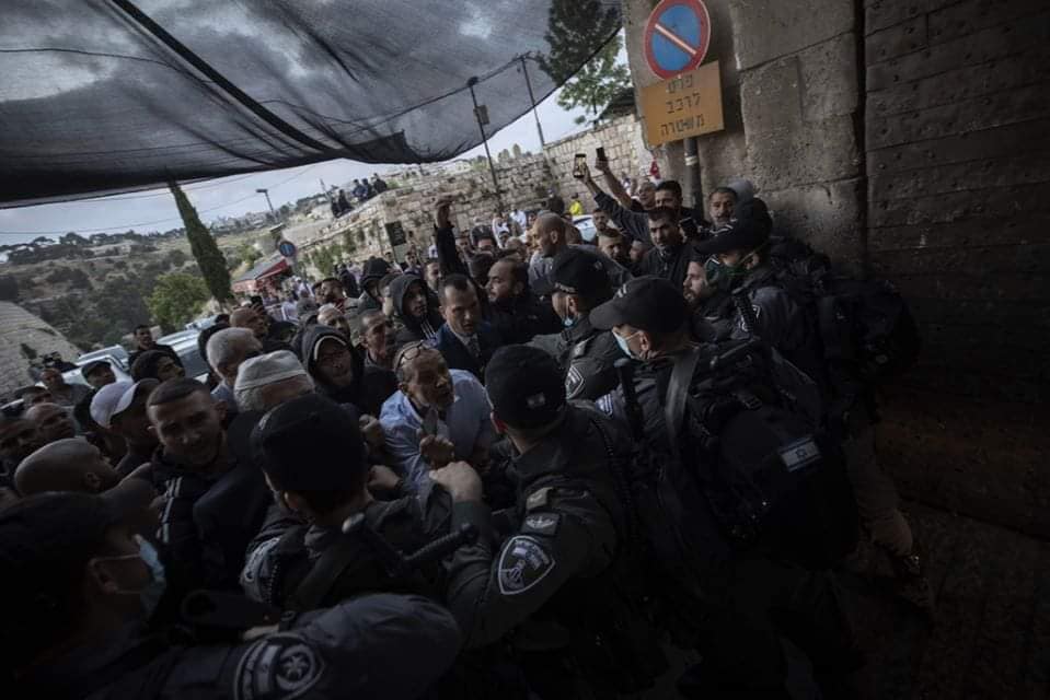 Même après la répression israélienne... les Palestiniens ont continué à exécuter la prière de l'Aïd devant la porte Al Asbat de la mosquée Al Aqsa.2
