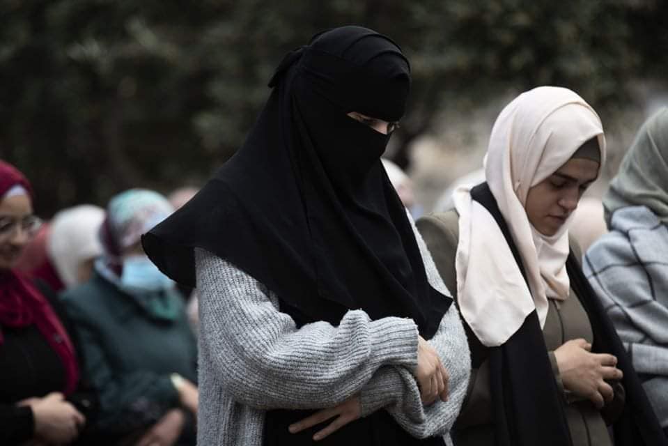 Même après la répression israélienne... les Palestiniens ont continué à exécuter la prière de l'Aïd devant la porte Al Asbat de la mosquée Al Aqsa.3
