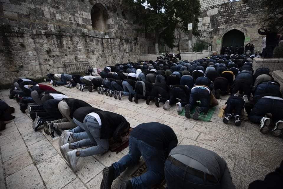Même après la répression israélienne... les Palestiniens ont continué à exécuter la prière de l'Aïd devant la porte Al Asbat de la mosquée Al Aqsa.4