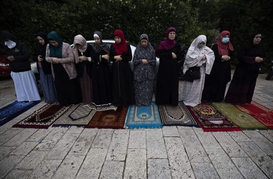 Même après la répression israélienne... les Palestiniens ont continué à exécuter la prière de l'Aïd devant la porte Al Asbat de la mosquée Al Aqsa.5