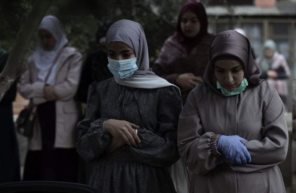 Même après la répression israélienne... les Palestiniens ont continué à exécuter la prière de l'Aïd devant la porte Al Asbat de la mosquée Al Aqsa1