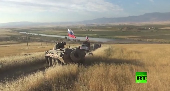 Pour la 1ère fois depuis le début de la guerre en Syrie, les forces russes arrivent au fin fond du triangle frontalier entre la Syrie, la Turquie et l’Irak…