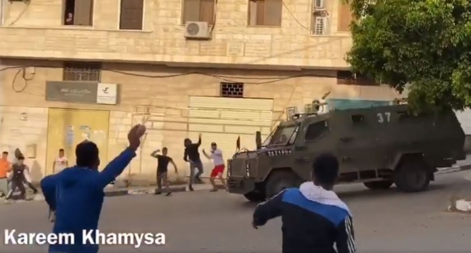 À l’occasion de l’anniversaire de la Nakba, les jeunes palestiniens affrontent les forces d’occupation israéliennes alors qu’ils sortent de la ville de Ya’bad en Cisjordanie