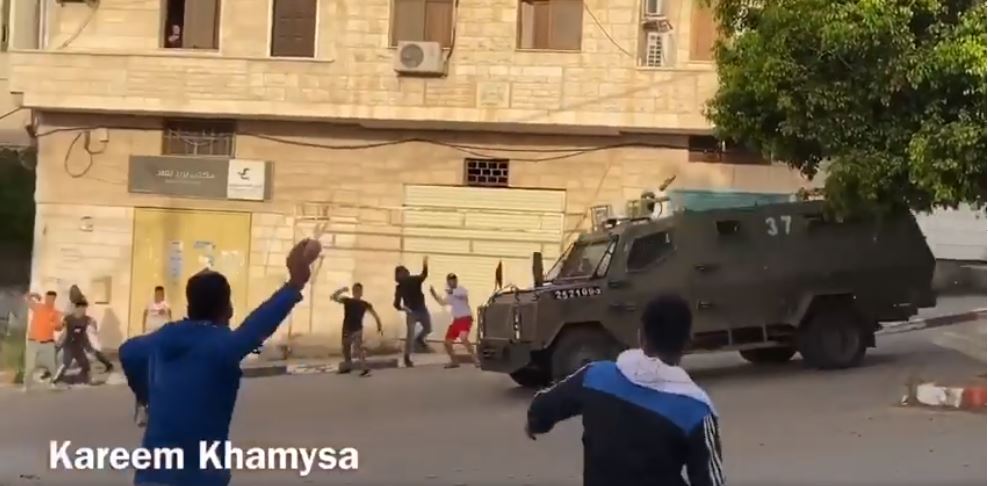 À l'occasion de l'anniversaire de la Nakba, les jeunes palestiniens affrontent les forces d'occupation israéliennes alors qu'ils sortent de la ville de Ya'bad en Cisjordanie