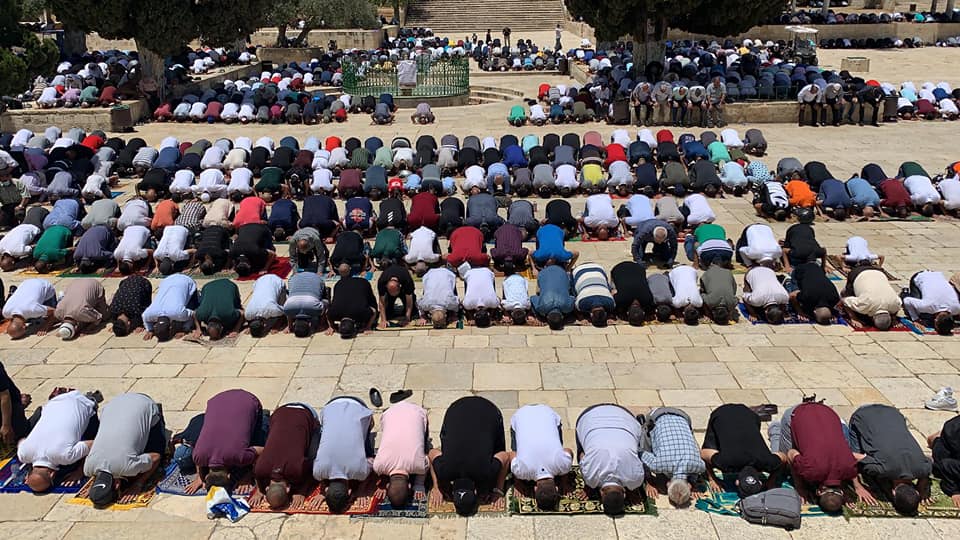 Des dizaines de milliers de personnes assistent à la prière du vendredi à la mosquée Aqsa2