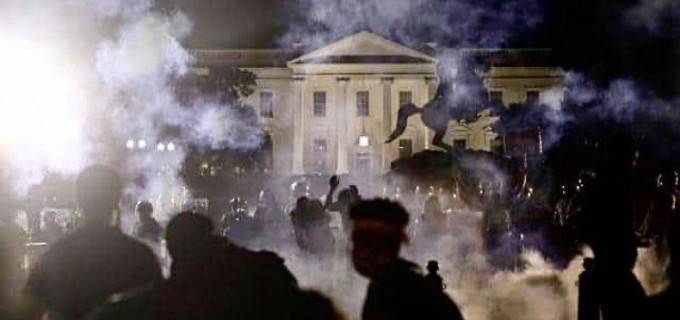 L’IMAGE DU JOUR : La Maison Blanche attaquée, les USA au bord du chaos !